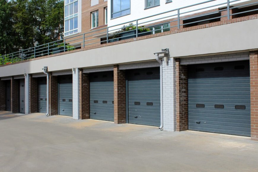 Where can businesses find emergency Commercial Garage Door Repair in Bakersfield